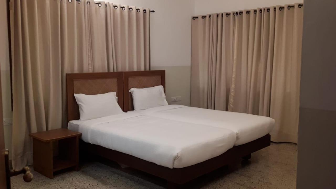 Hanu Reddy Residences - Nawab Habibullah Avenue Madrás Exterior foto