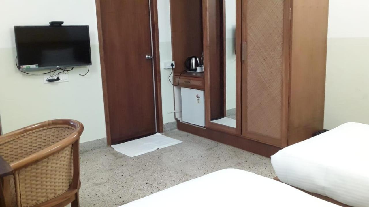 Hanu Reddy Residences - Nawab Habibullah Avenue Madrás Exterior foto